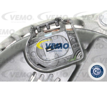 Радиатор, охлаждане на двигателя VEMO V30-60-1275 за MERCEDES C (W204) седан от 2007 до 2014
